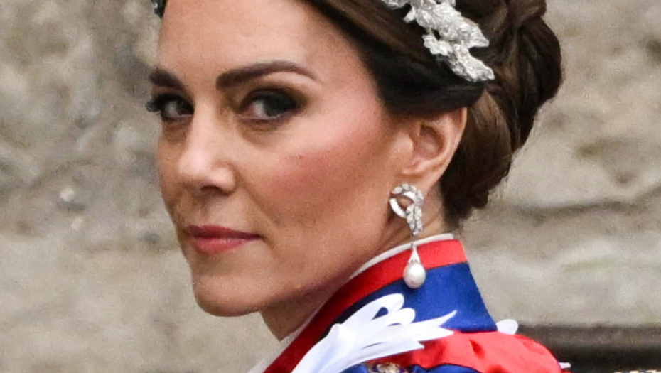 SVE OČI UPRTE U KEJT MIDLTON NA KRUNISANJU Princeza od Velsa nosi jednu bitnu stvar, a evo kako je u sve umešala i Dajanu! (FOTO)