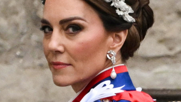 SVE OČI UPRTE U KEJT MIDLTON NA KRUNISANJU Princeza od Velsa nosi jednu bitnu stvar, a evo kako je u sve umešala i Dajanu! (FOTO)