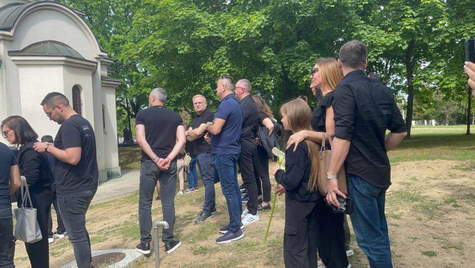 ANABELA NA SAHRANI DEVOJČICE A.D. Pevačica na Bežanijskom groblju sa suprugom i ćerkom, u ruci bele ruže(FOTO+VIDEO)