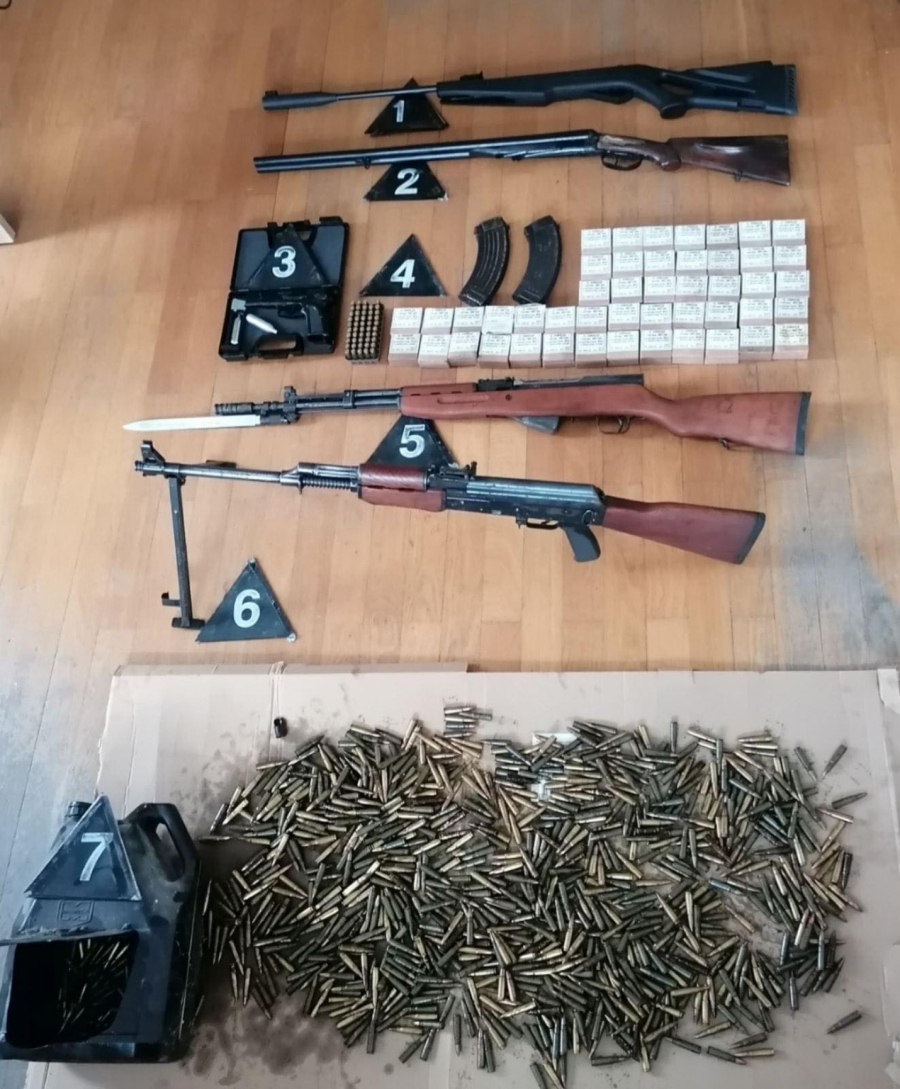 POSEDUJE ARSENAL ORUŽJA Uhapšen muškarac u Velikoj Plani: Kod sebe imao puškomitraljez, gasni pištolj, lovačku pušku (FOTO)