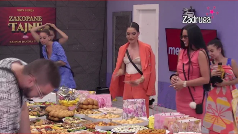 Anđela radosna čita čestitku od porodice 