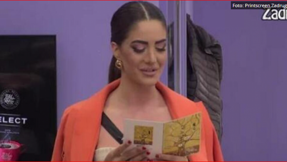 Anđela radosna čita čestitku od porodice 