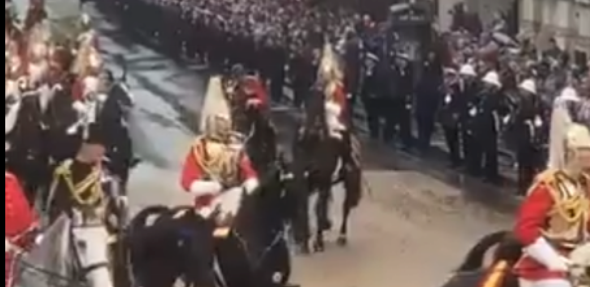 KONJ SE PRVO ZATETURAO, PA ULETEO U PUBLIKU Incident tokom krunisanja u Londonu (VIDEO)