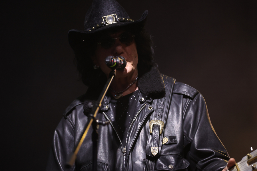 KAŽE DA JE DOKTOR ROKENROLA, A NE ZNA 3 AKORDA NA GITARI! Oliver Mandić brutalnu udario na Milića Vukašinovića!