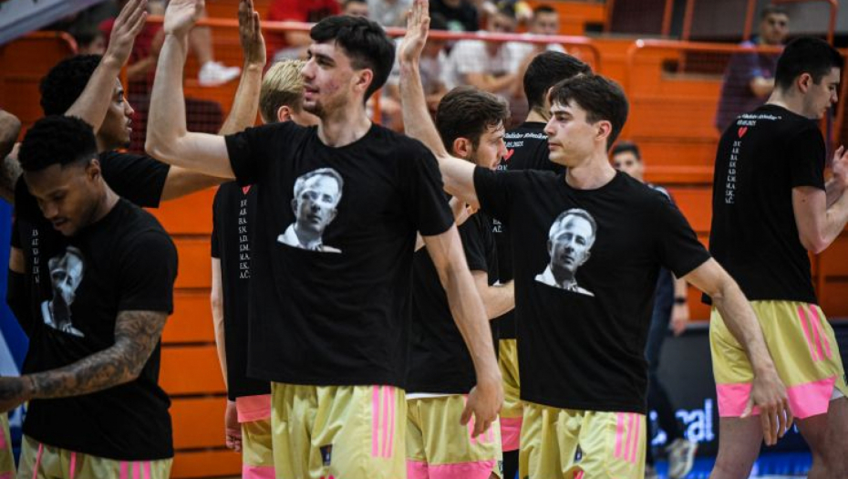 OMAŽ ŽRTVAMA MASAKRA U ŠKOLI Košarkaši Mege na meč protiv Budućnosti izašli u posebnim majicama