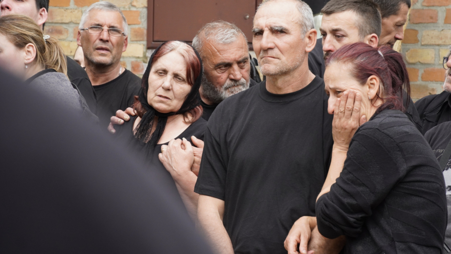 REČI MAJKE UBIJENOG U ORAŠJU KIDAJU DUŠU Deca su nam pobijena kao da su zveri, selo je ostalo mrtvo