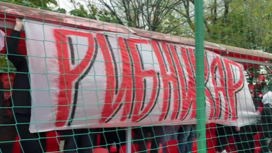 SJAJAN GEST Navijači Spartaka iz Moskve odali počast preminulim đacima (VIDEO)