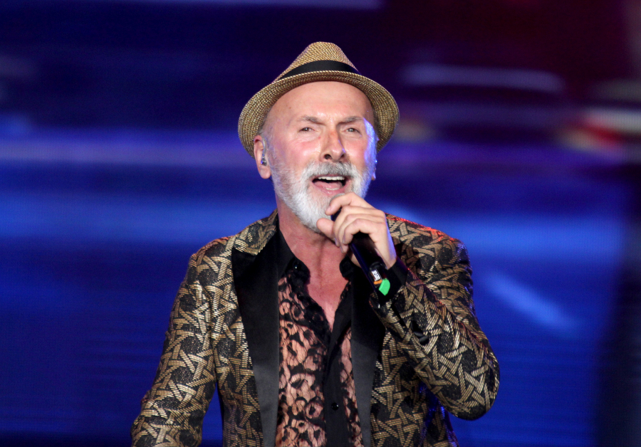 DINU MERLINU POZLILO Hitna pomoć odvezla pevača!