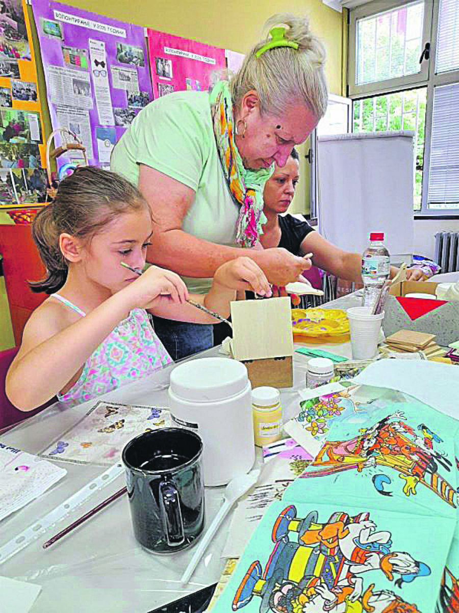 BESPLATNA POMOĆ, ALI I ZABAVA Volonterski servis opštine Zvezdara poboljšava kvalitet života sugrađana