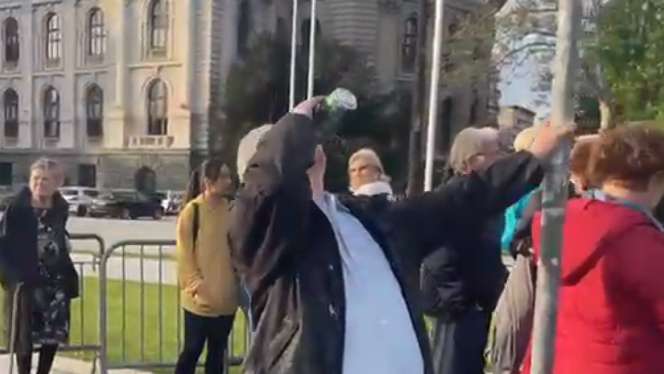 PIJANČENJE NA POLITIČKOM PROTESTU OPOZICIJE Drži se za banderu da ne padne, sramotne scene u centru Beograda (FOTO)