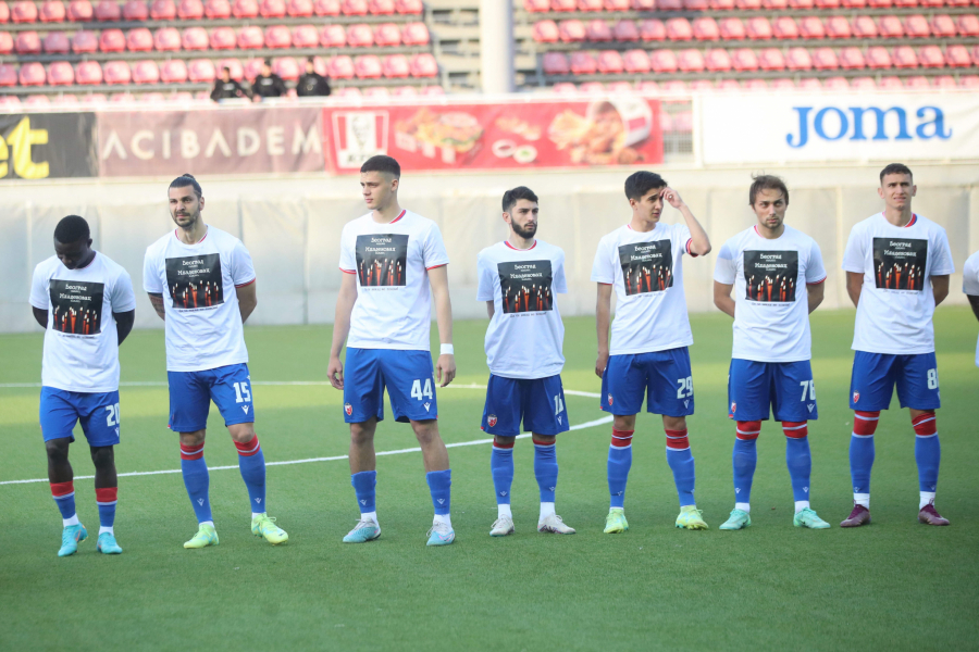 EMOTIVAN IZLAZAK NA TEREN Zvezda i Voždovac u posebnim majicama podigli transparent posvećen žrtvama dve velike tragedije (FOTO)