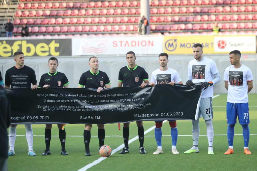 EMOTIVAN IZLAZAK NA TEREN Zvezda i Voždovac u posebnim majicama podigli transparent posvećen žrtvama dve velike tragedije (FOTO)