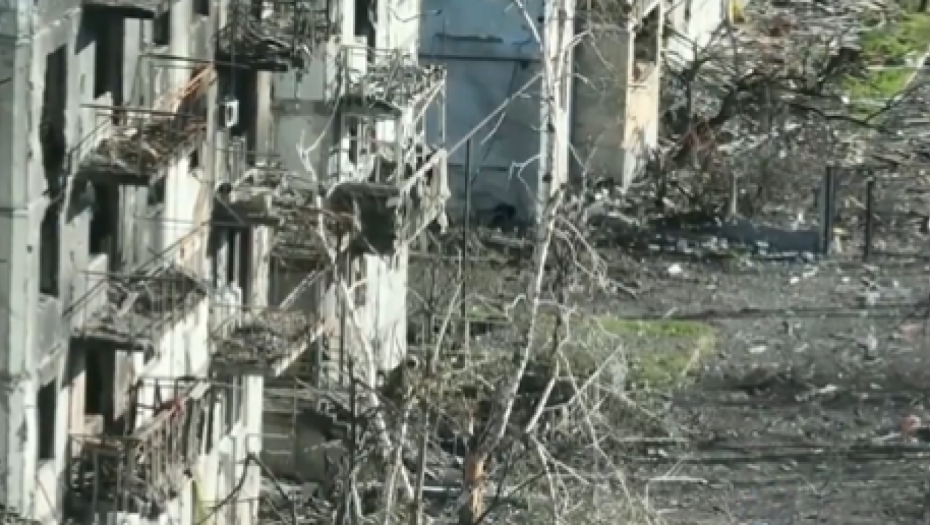 DRAMATIČAN SNIMAK POVLAČENJA U BAHMUTU Rusi zauzeli zgradu, Ukrajinci iskakali kroz prozor (VIDEO)