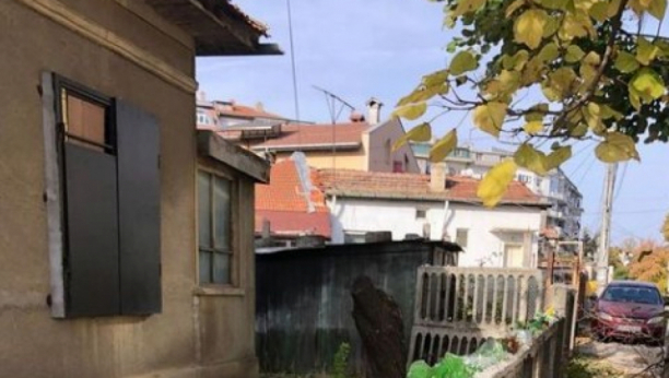 "OVUDA NEĆEŠ PROĆI" Sigurnosna ograda na balkanski način, "čudne biljke na vrhu betonske ograde", ljudi u šoku