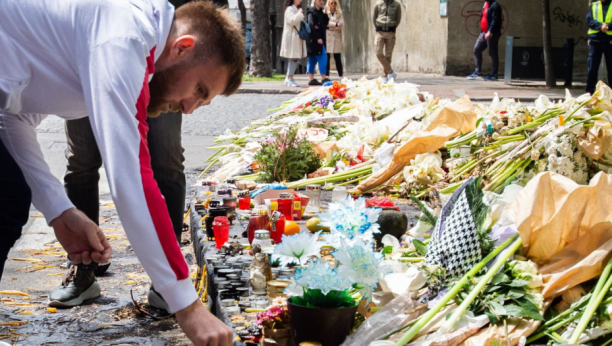 EMOTIVNA SCENA Zvezdini fudbaleri položili cveće u čast žrtvama tragedije u Beogradu