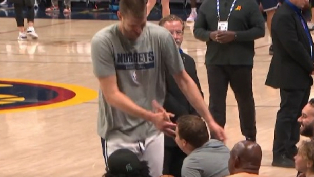 A, HTELI SU DA SE TUKU Jokić se pomirio sa milijarderom, imao je i specijalno "poklon" za njega (VIDEO)