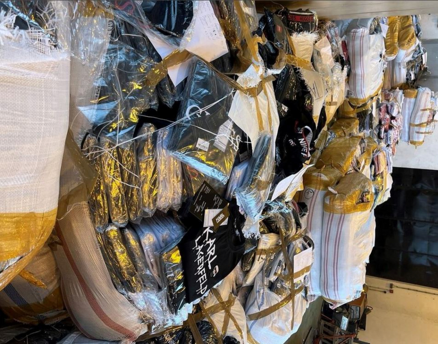 NEVEROVATNA ZAPLENA NA GRADINI Pokušao da prokrijumčari čak sedam tona garderobe! (FOTO)