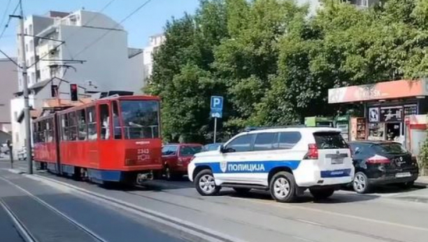 DRAMA NA VOŽDOVCU Muškarac u tramvaju napao decu nožem! (VIDEO)