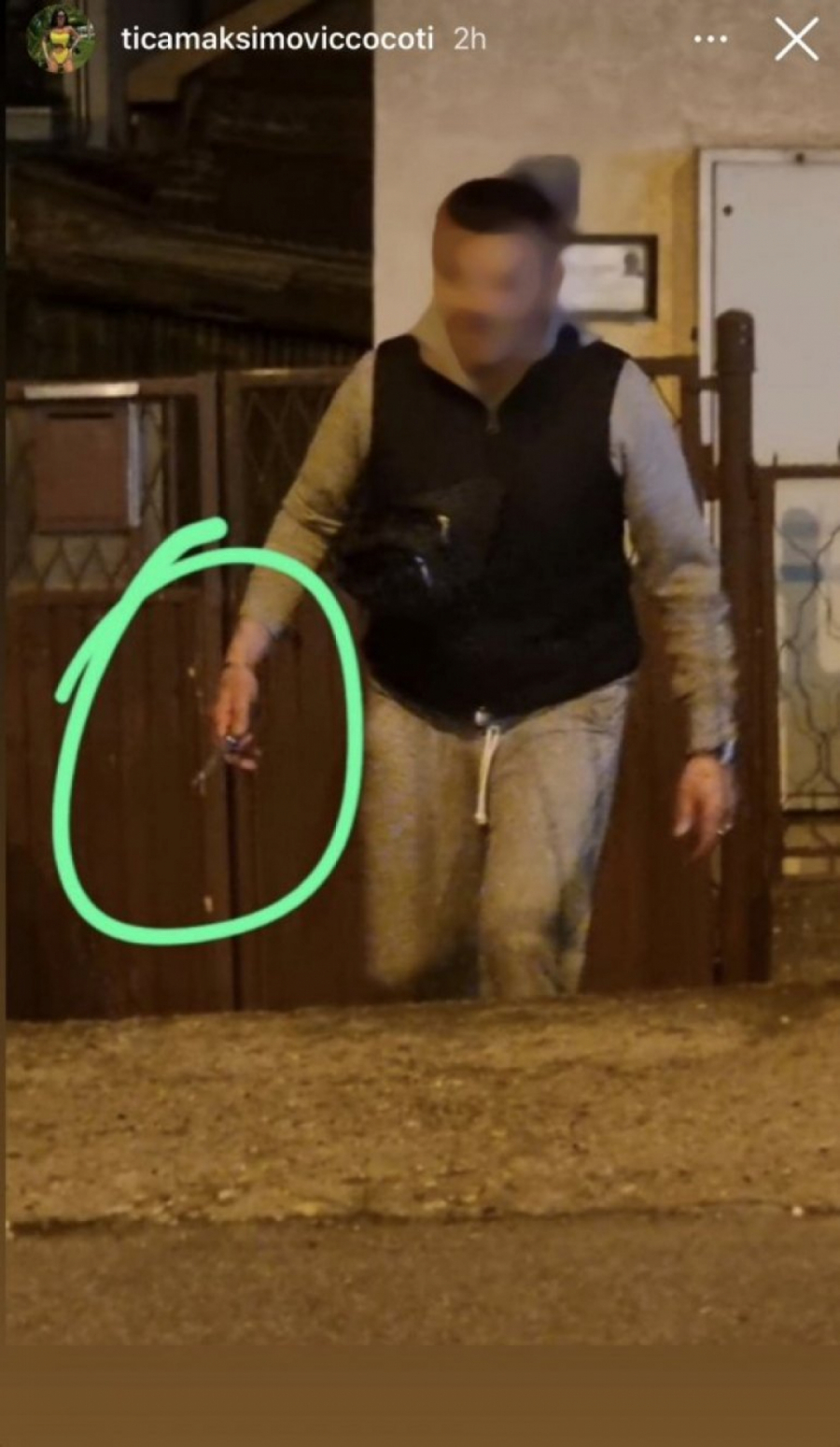 OVO JE MUŠKARAC KOJI JE TIJANU AJFON NAPAO NOŽEM Snimak njegovog privođenja napravio haos na društevnim mrežama, starleta van sebe! (FOTO)