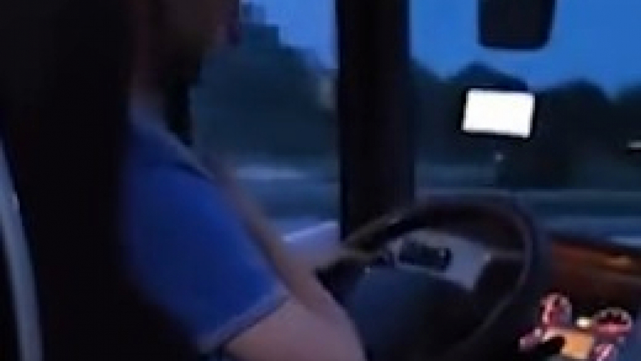 "BIĆE NJEMU VESELO U POLICIJI"Jeziv snimak vozača autobusa koji se mlati, krsti, poskakuje dok "juri 100 na sat", putnici se zaledili