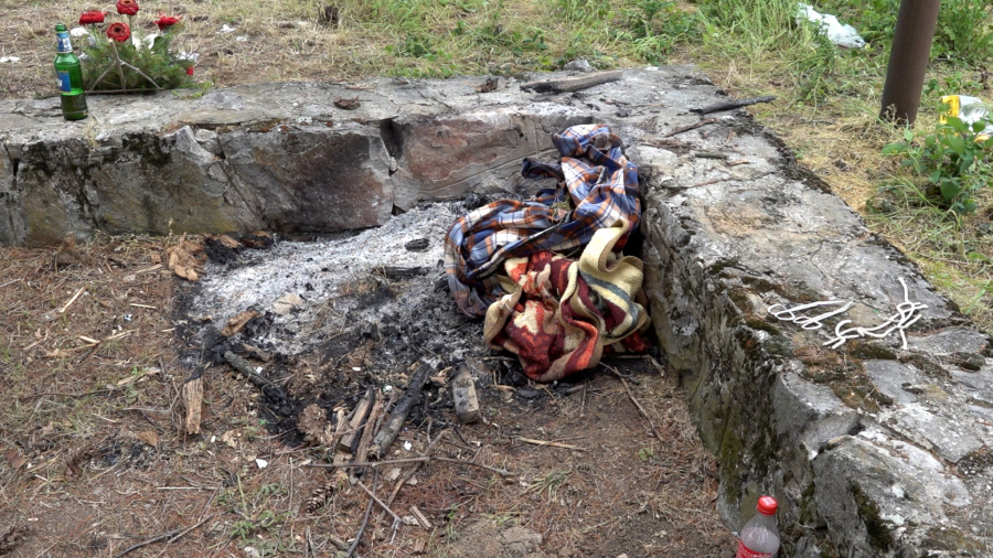 ALO! NA LICU MESTA! HAPŠENJE OCA MONSTRUMA NE SMIRUJE MEŠTANE DUBONE I MALOG ORAŠJA Dovedite ih u ovde mi da im sudimo!