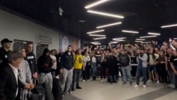 ČISTA EMOCIJA Navijači Partizana dočekali igrače na aerodromu, "grobari" grmeli i pored poraza (VIDEO)