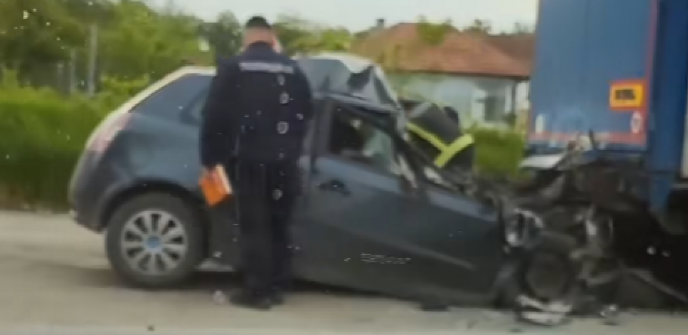 AUTOMOBIL PODLETEO POD KAMION, VOZAČ STRADAO NA MESTU Prvi snimak jezive saobraćajke na Ibarskoj (VIDEO)
