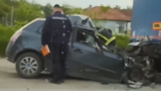 AUTOMOBIL PODLETEO POD KAMION, VOZAČ STRADAO NA MESTU Prvi snimak jezive saobraćajke na Ibarskoj (VIDEO)