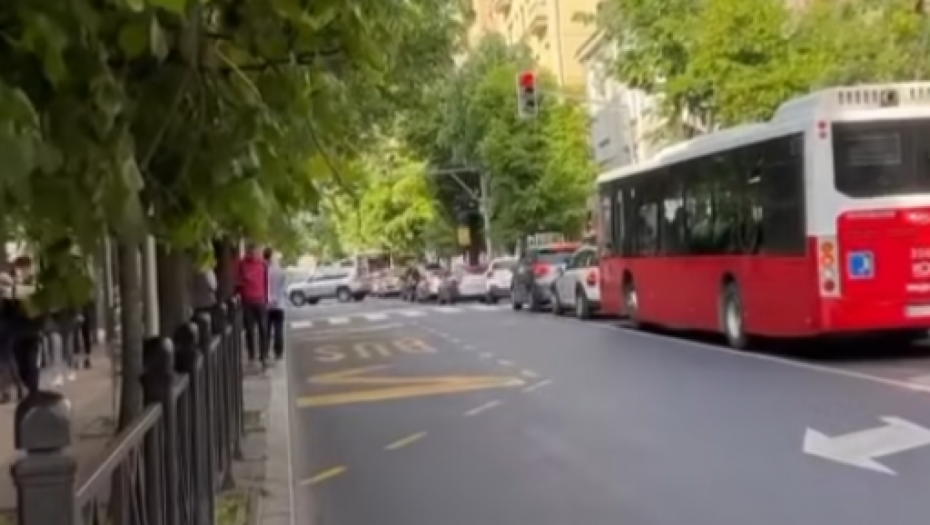 STRAVIČNA NESREĆA U CENTRU BEOGRADA Ženu pokosio automobil, saobraćaj blokiran (VIDEO)