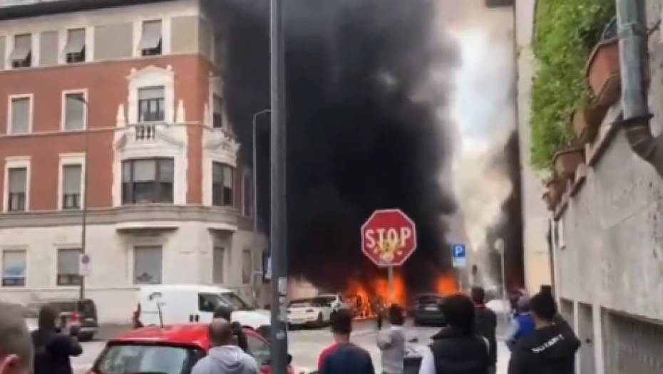 SNAŽNA EKSPLOZIJA U CENTRU MILANA Vide se crni oblaci dima