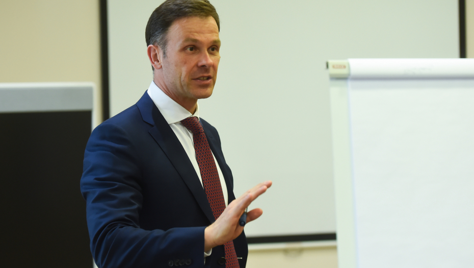 OGLASIO SE MINISTAR SINIŠA MALI Srbija želi da bude deo evropske porodice, poštujemo njena pravila i standarde