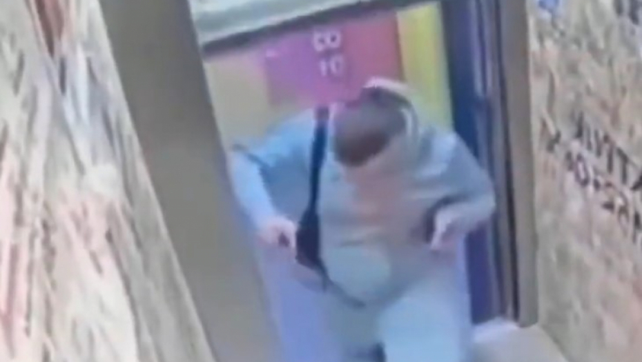 LIFT UMALO PRESEKAO ČOVEKA Zagledao se u telefon i to ga moglo koštati života