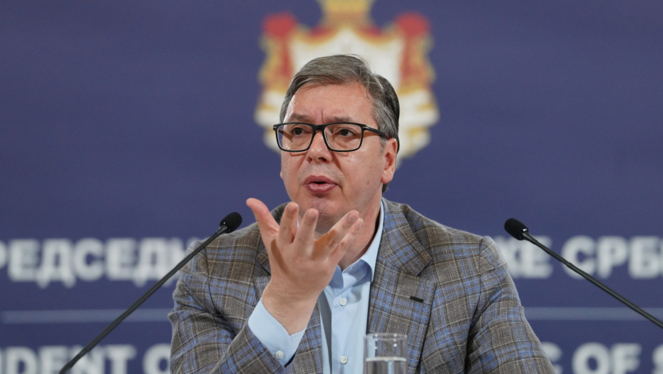 VUČIĆ ODGOVORIO KRITIČARIMA: Sveću žrtvama masakra sam zapalio u crkvi, od toga ne treba praviti predstavu