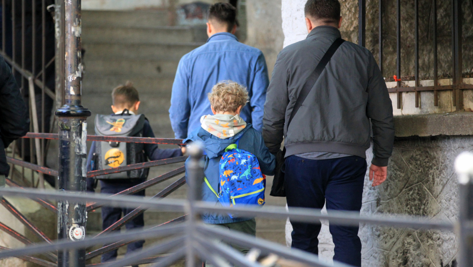 "LUPAO MU JE ŠAMARE I HVATAO GA ZA VRAT!" Dečaka (12) zbog svađe sa školskim drugom presreo njegov otac i maltretirao ga