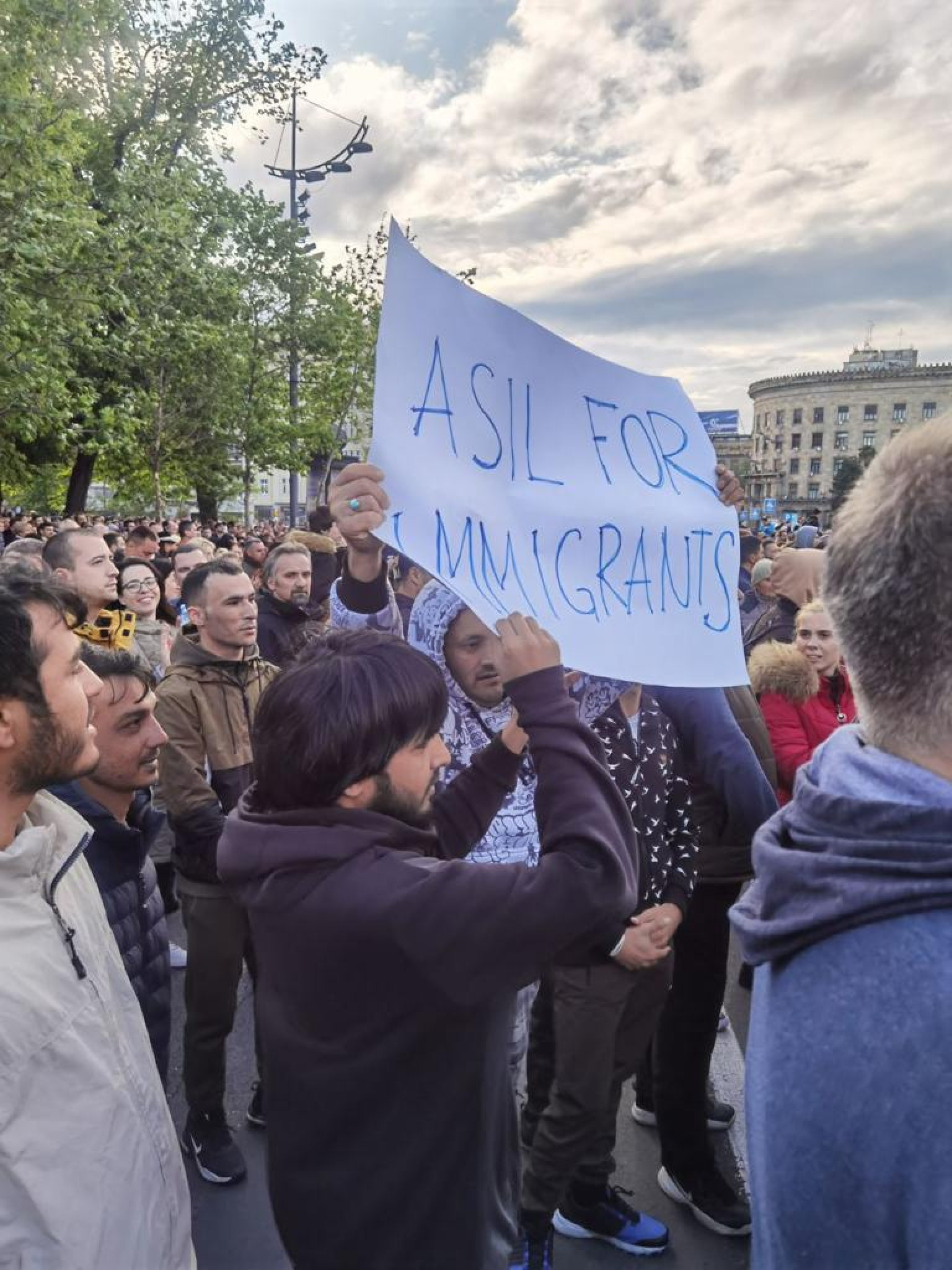 I MIGRANTI DOŠLI DA TRAŽE AZIL Pogledajte transparent na današnjem političkom protestu u Beogradu (FOTO)