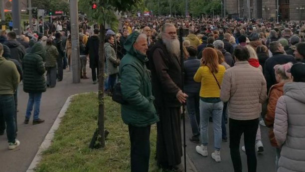 "LEPO" DRUŠTVO SE OKUPILO DA MALTRETIRA GRAĐANE Rasčinjeni monah pohrlio na protest lešinarske opozicije