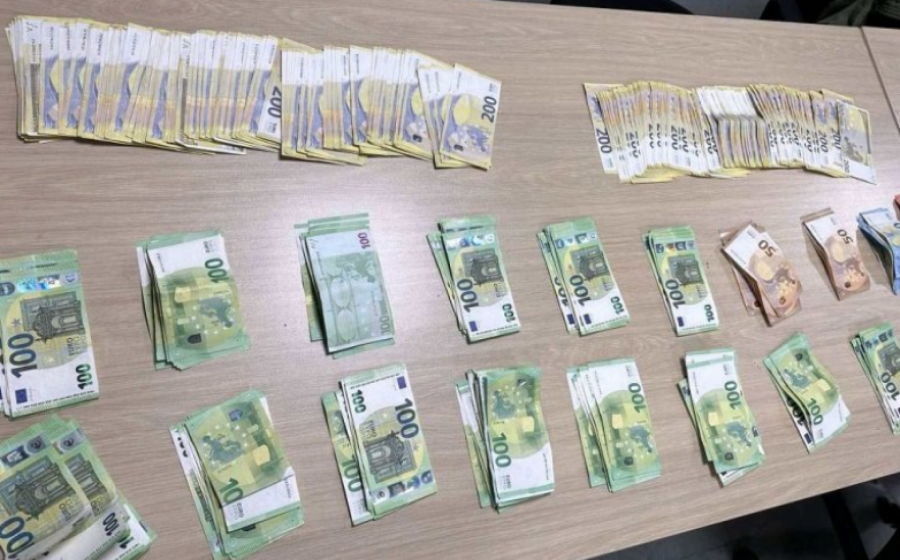 REKLI DA NEMAJU ŠTA DA PRIJAVE, ALI CARINIKE ZVARALI NISU Državljani Turske na Batrovcima uhvaćeni sa više desetina hiljada evra (FOTO)