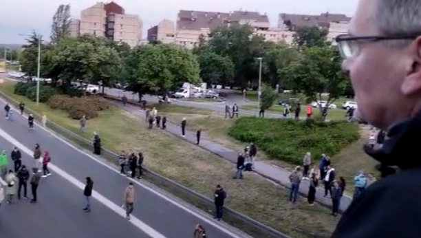 ĆUTA GLEDA SA VISINE Sa bezbedne udaljenosti bodri demonstrante da maltretiraju narod! (FOTO/VIDEO)