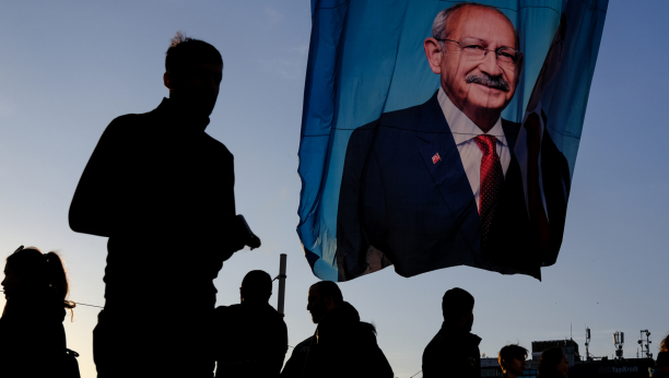 TELOHRANITELJI ERDOGANOVOG PROTIVKANDIDATA NOSE JURIŠNE PUŠKE Situacija zaoštrena pred izbore u Turskoj