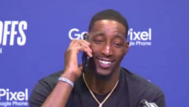 HIT SCENA Mama pozvala NBA zvezdu dok je bio na konferenciji, usledio komičan odgovor (VIDEO)