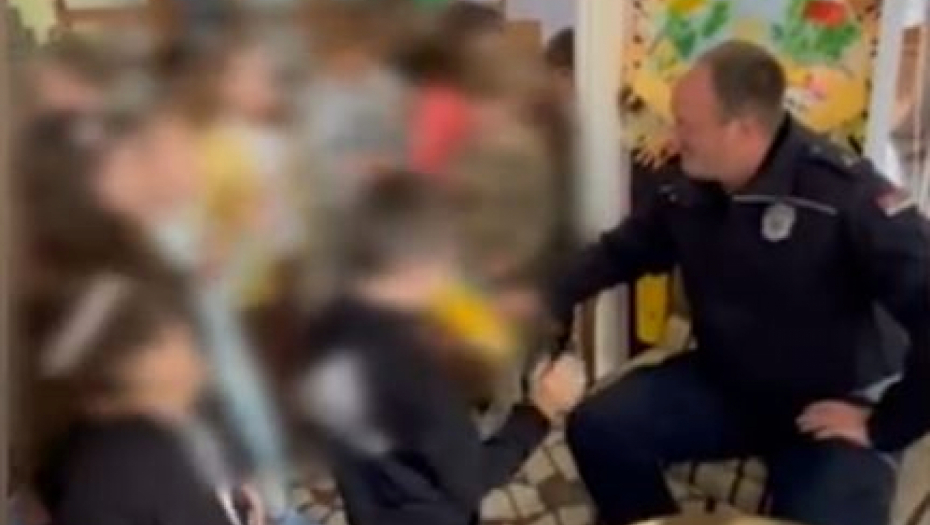 LJUBAV DECE JE NAJISKRENIJA Priredili nezaboravan rođendan svom školskom policajcu! (VIDEO)