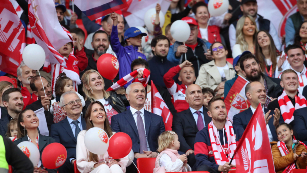 TERZIĆ, MRKELA I MIJAILOVIĆ NA TRIBINI "MARAKANE" Čelnici crveno-belih gledali meč sa navijačima, razlog je kampanja srpskog šampiona