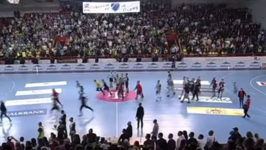 STRAVIČNA TUČA U SEVERNOJ MAKEDONIJI Policajac udario pendrekom reprezentativca po glavi (VIDEO)