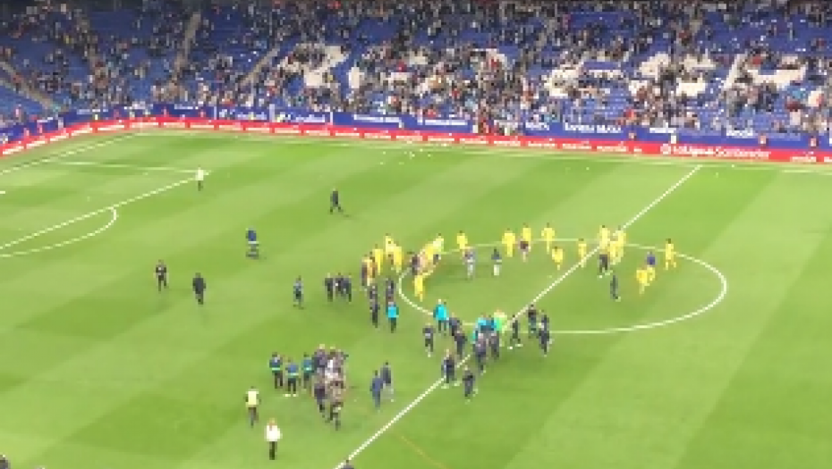 DRAMA U ŠPANIJI Maskirani huligani upali na teren, nisu dali igračima Barselone da slave titulu (VIDEO)