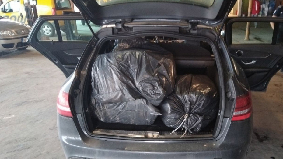 U MERCEDESU PREVOZIO 50 KILA DROGE  Beogradska policija uhapsila dilera i presekla još jedan lanac trgovine narkotika
