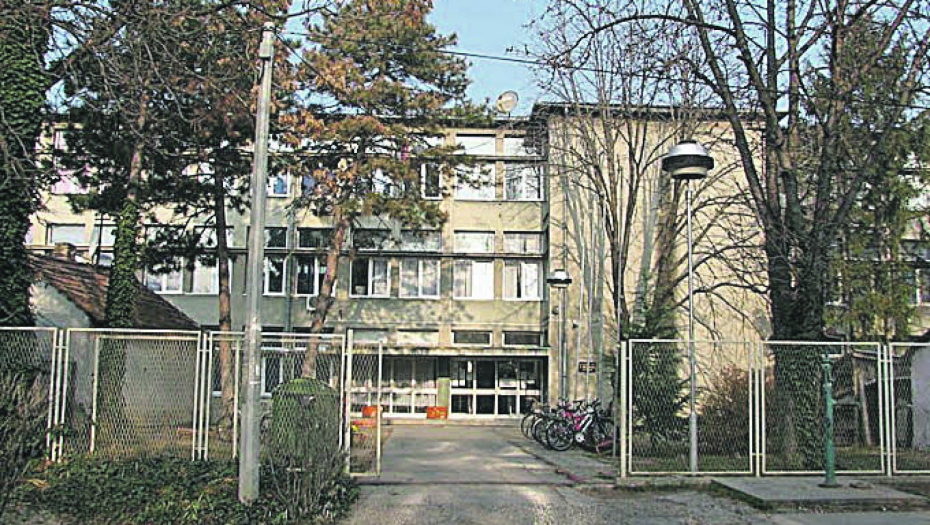 UŽAS! Maloletnice u Zrenjaninu i Novom Sadu akterke neverovatnog nasilja u školama: Jedna nožem posekla drugaricu, druga pretila pištoljem!