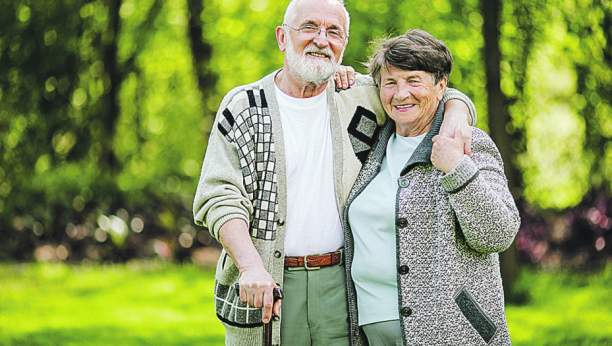 ČUVAJTE SE POHLEPNIH Gadno su je nasamarili, sestra je iskoristila starog oca i sve prepisala na sebe!