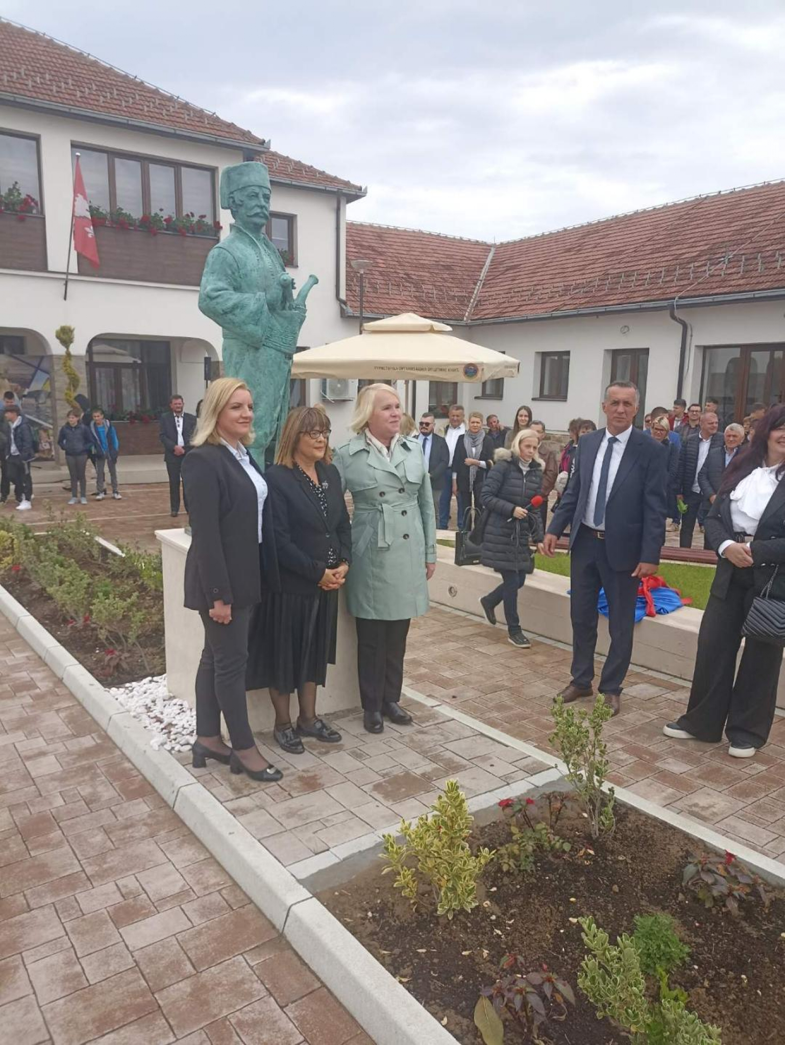 MAJA GOJKOVIĆ U KNIĆU: Podizanjem spomenika vojvodi Knićaninu Srbija ceni svoje velikane!