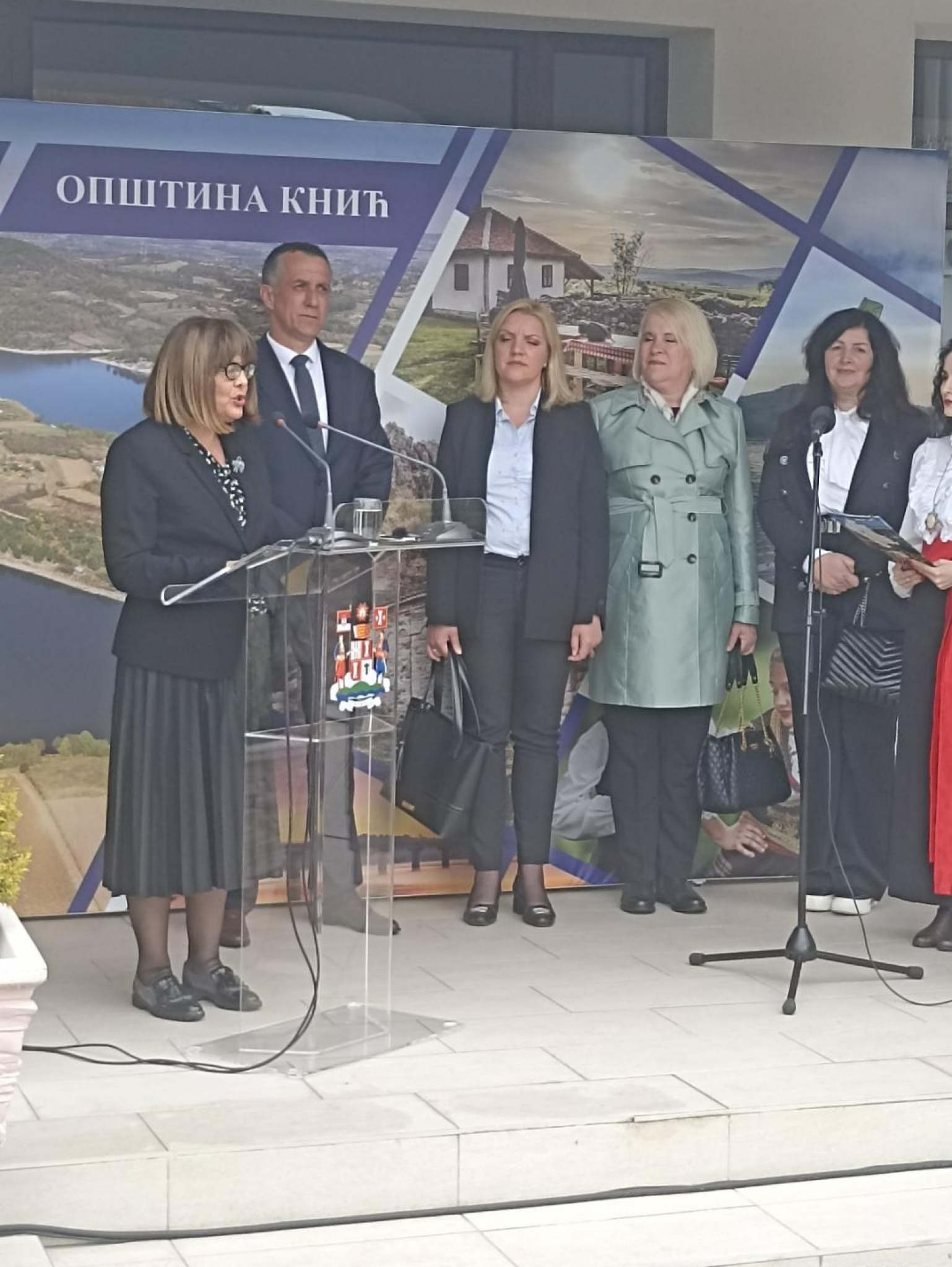 MAJA GOJKOVIĆ U KNIĆU: Podizanjem spomenika vojvodi Knićaninu Srbija ceni svoje velikane!