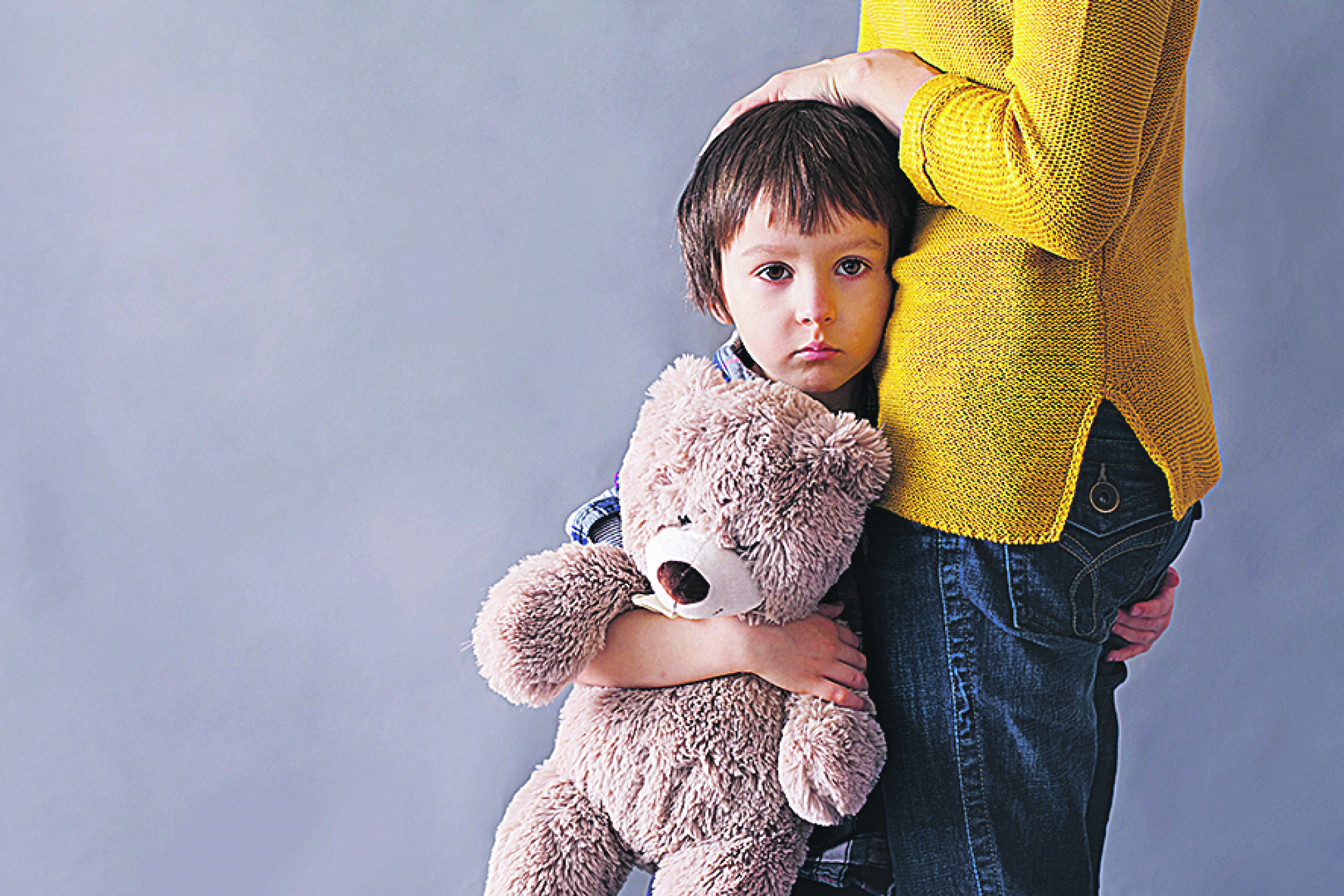 NEOBIČAN SLUČAJ MAJKE S 2 SINA: Zbog komšija mora da napusti zgradu a kazna 5.300 evra! Ovo je razlog